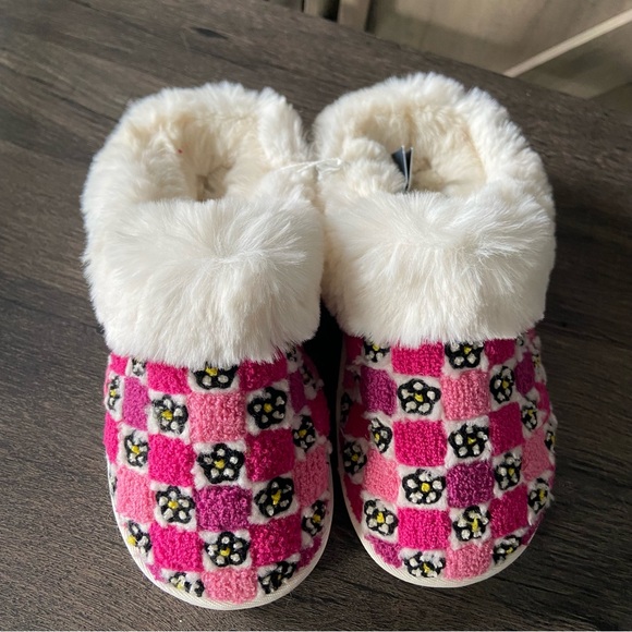 American Eagle Outfitters Pink Checkered Floral Fuzzy Slippers Size 10 NWT - Picture 4 of 8